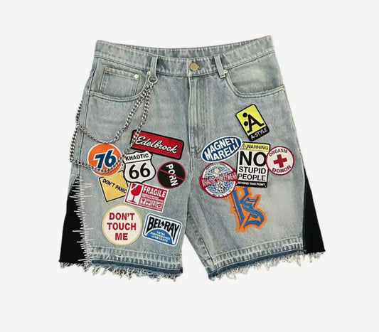 Shorts jeansowe z naszywkami.