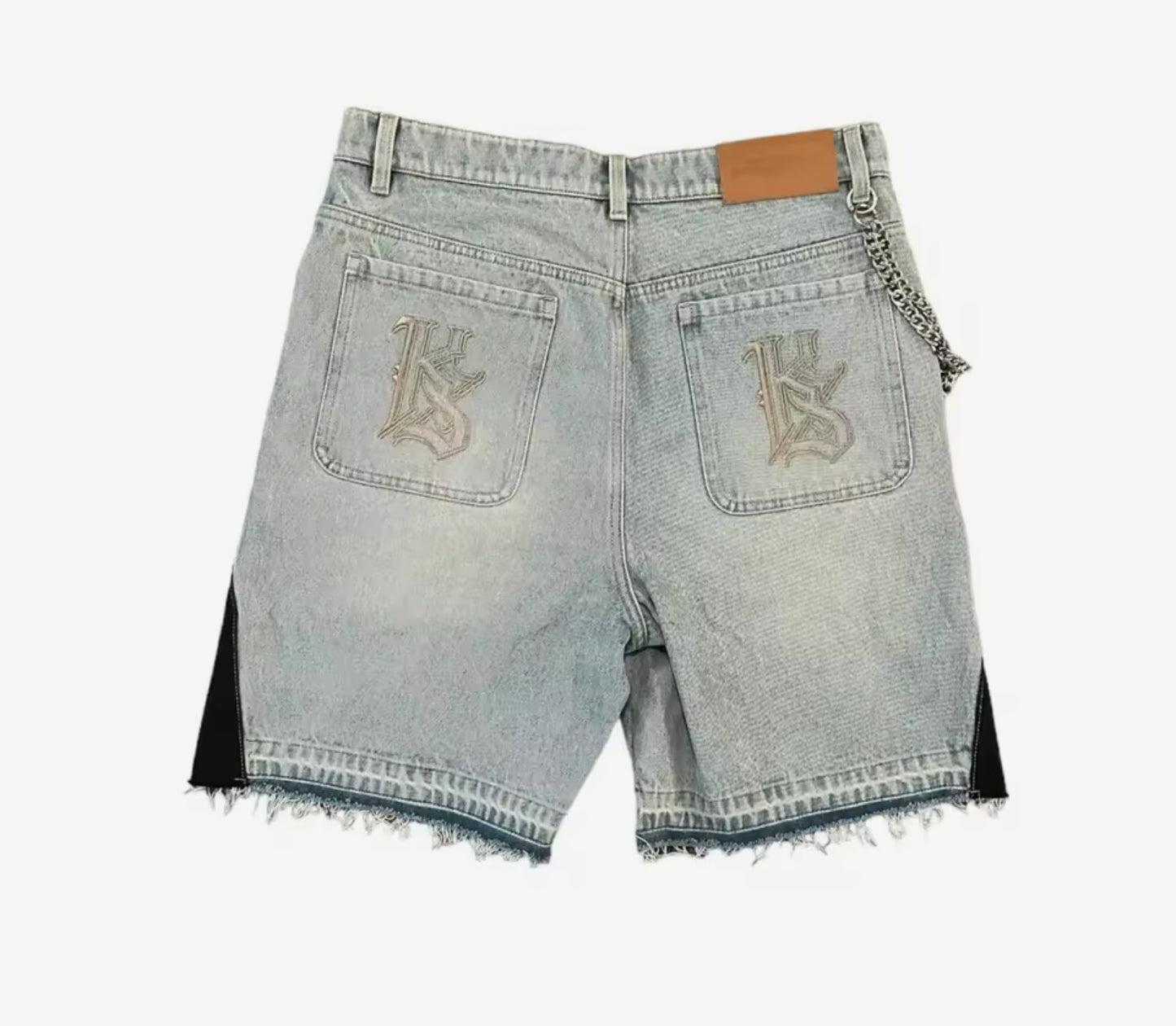 Shorts jeansowe z naszywkami.