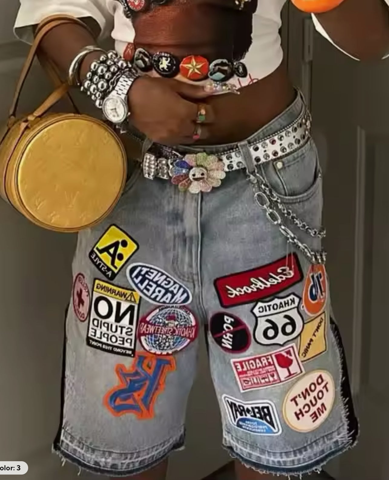 Shorts jeansowe z naszywkami.